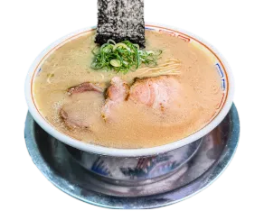写真：どんぶりの淵ぎりぎりまで注がれた豚骨スープに、海苔が1枚さした状態で入っていて、他はチャーシューが3枚、小口ネギがトッピングされている
