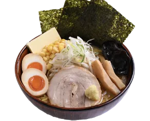 写真：スープと麺が見えないくらい、大判の海苔が3枚、バターにコーン、メンマ、キクラゲ、チャーシューが1枚、縦半分に切った煮卵が1個、中央に白髪ネギがトッピングされている