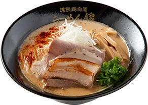 写真：「伊勢海老薫濃厚味噌らぁめん麺」チャーシュー、メンマ、小口斬りのネギと中央に白髪ネギがトッピングされているラーメン