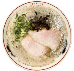 写真：白濁したスープにキクラゲ、白っぽい色のチャーシューが2枚、小口ネギがトッピングされたラーメン