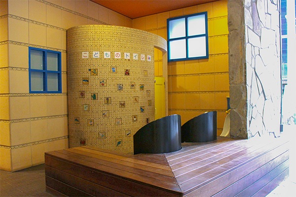 アートパネルの常設トイレの外観